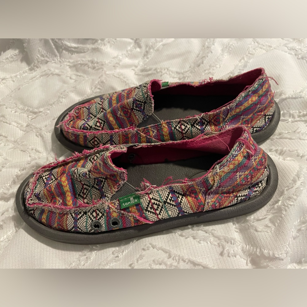 Sanuk multi color Aztec pattern size 6